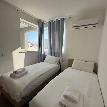 Апартаменты Spacious 2 Bed With Terrace - By Hostmt