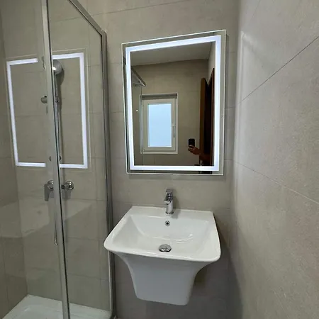 Spacious 2 Bed With Terrace - By Hostmt