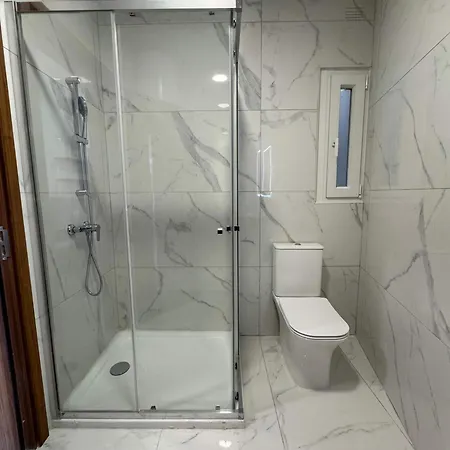 Spacious 2 Bed With Terrace - By Hostmt *