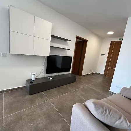 Spacious 2 Bed With Terrace - By Hostmt Appartement *