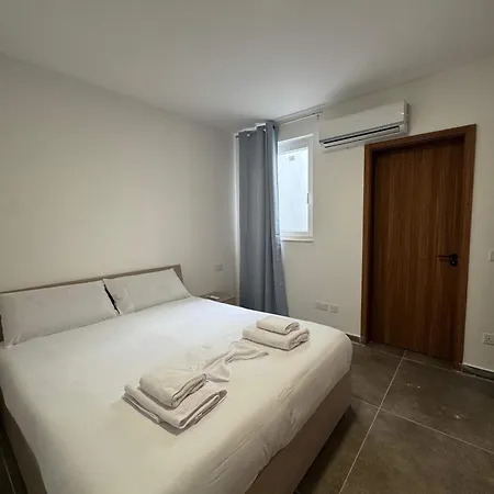 Apartment Spacious 2 Bed With Terrace - By Hostmt *