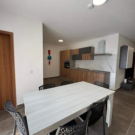 Appartement Spacious 2 Bed With Terrace - By Hostmt Il-Fgura