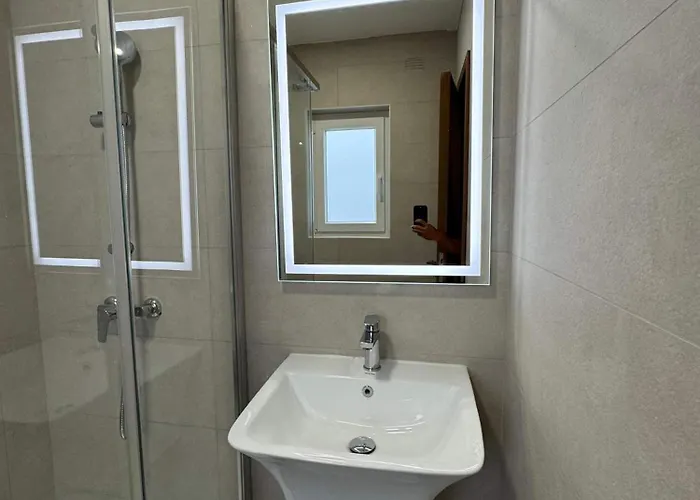 Spacious 2 Bed With Terrace - By Hostmt