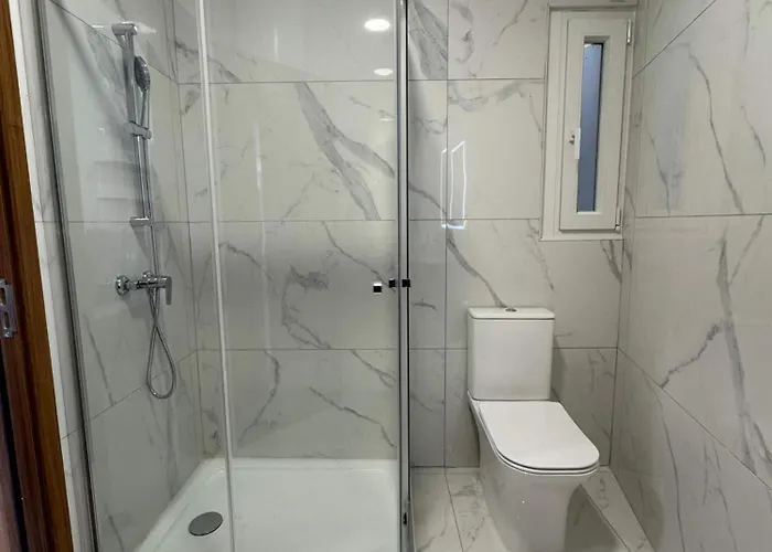 Spacious 2 Bed With Terrace - By Hostmt *