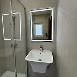 Spacious 2 Bed With Terrace - By Hostmt