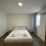 Spacious 2 Bed With Terrace - By Hostmt Appartement *