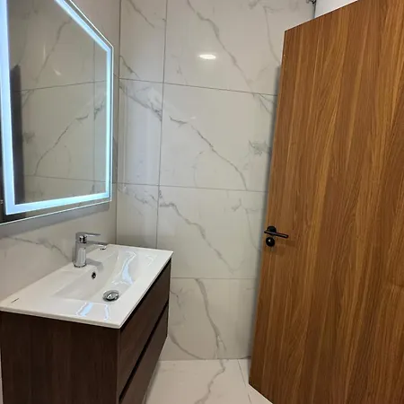 Spacious New 2 Bed And Balcony *