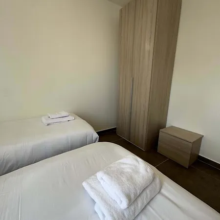 Apartment Spacious 2 Bed With Terrace - By Hostmt *