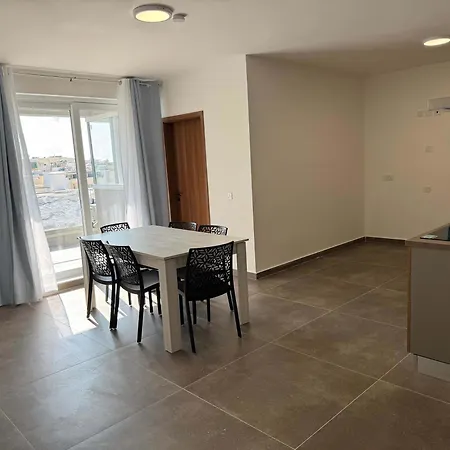 Apartment Spacious 2 Bed With Terrace - By Hostmt *