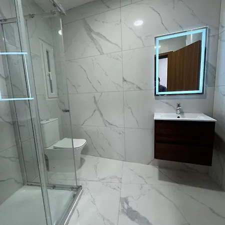 Apartment Spacious 2 Bed With Terrace - By Hostmt *