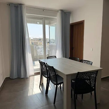 아파트 Spacious 2 Bed With Terrace - By Hostmt