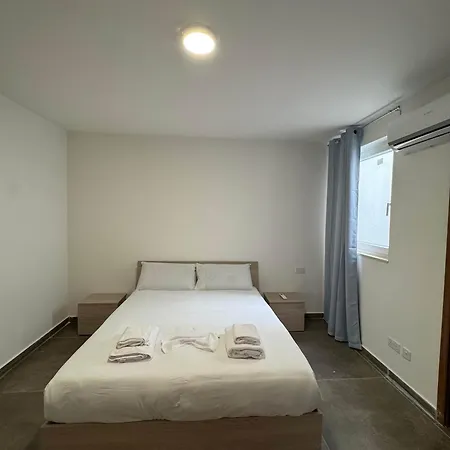 Spacious 2 Bed With Terrace - By Hostmt Διαμέρισμα *