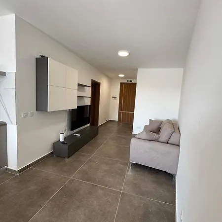 Spacious 2 Bed With Terrace - By Hostmt * Ta' Penza