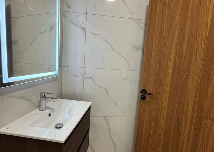 Spacious 2 Bed With Terrace - By Hostmt *