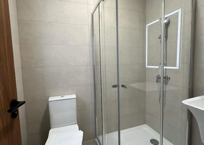 Spacious 2 Bed With Terrace - By Hostmt Appartement