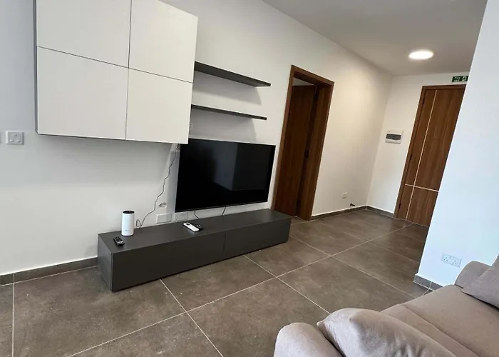 Spacious 2 Bed With Terrace - By Hostmt Appartement *