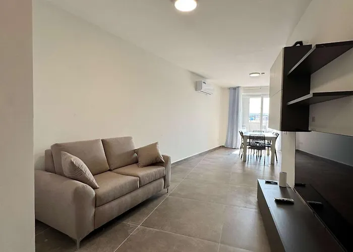 Spacious 2 Bed With Terrace - By Hostmt Appartement