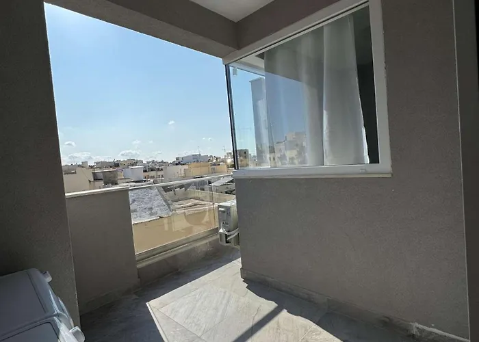 Spacious 2 Bed With Terrace - By Hostmt Appartement *